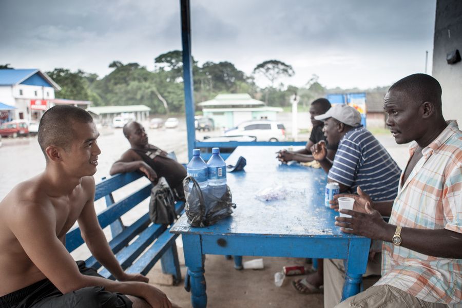 Reportage au village de Pikiseei, coeur de la culture Saamaka, sur la suriname river